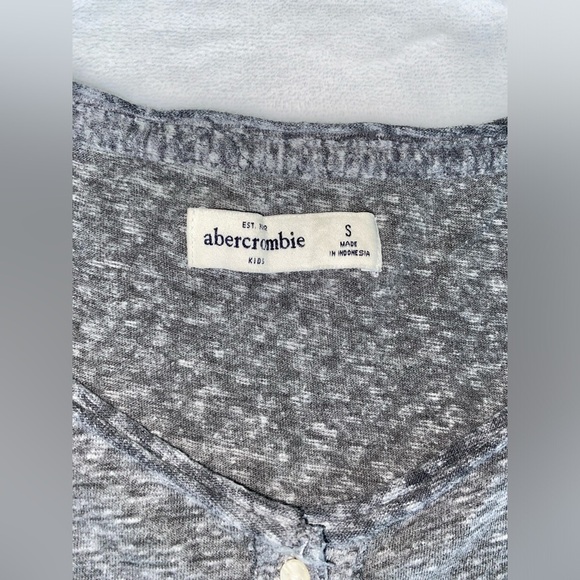 Abercrombie Kids Girls Grey Shirt - Picture 3 of 10